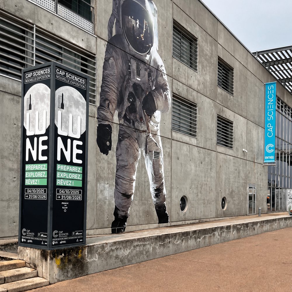 Façade de Cap Sciences à Bordeaux, avec l’affiche de l’exposition Lune
